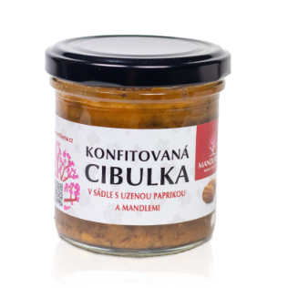 Sklenice s konfitovanou cibulkou, etiketa s paprikou a mandlemi, na bílém pozadí.