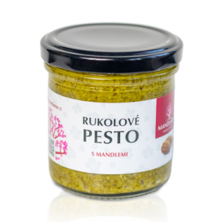 Sklenice s rukolovým pestem, zelenožlutý obsah, bílá etiketa s nápisem a víčkem.